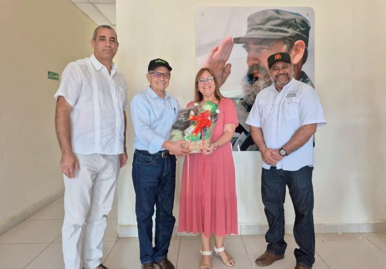 Visita de la embajadora de la hermana República de Cuba al Centro de Desarrollo de Tecnologías Agropecuarias Comandante Fidel Castro